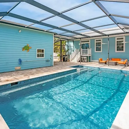 Sparkling Blue Pool Home! Walk To Beach, Publix